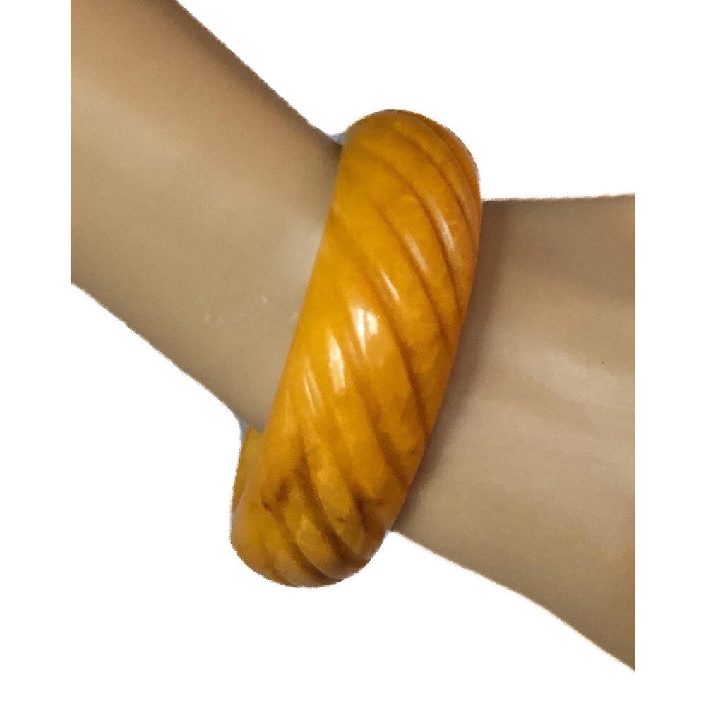 Vintage Carved Butterscotch Bakelite Bangle Bracelet Marbleized Rope Twist